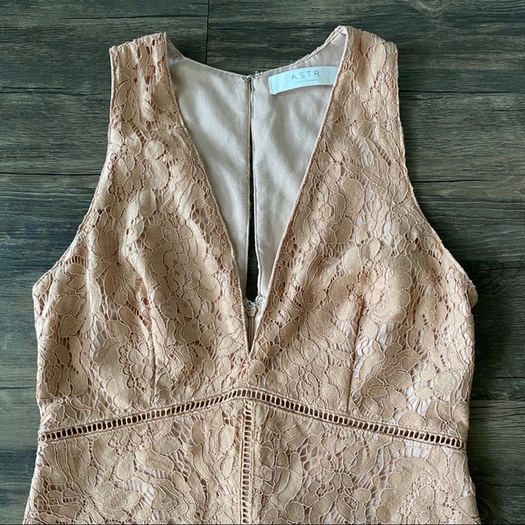 [SOLD] Astr Caroline Lace Bodycon Dress - Picture 2 of 5